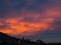 Rötliche Wolkenverzerrung über Aschau